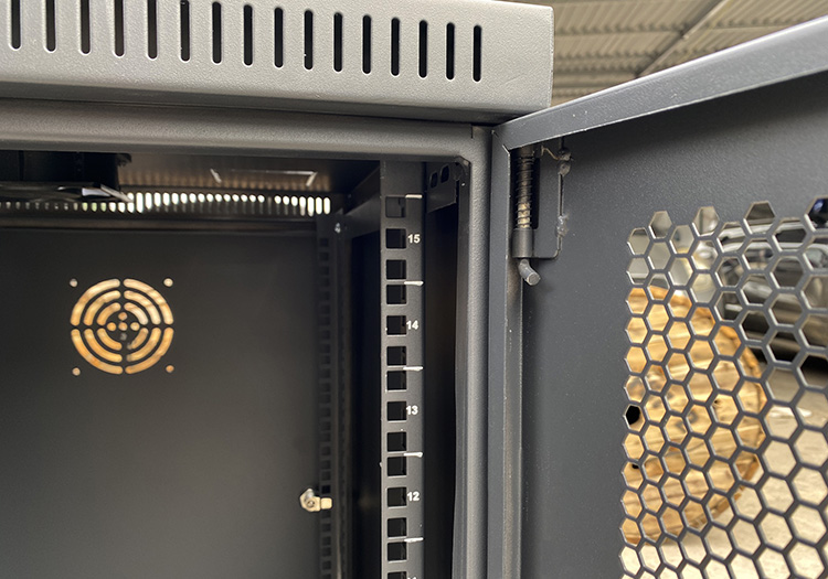 Tủ rack 15U D600 mẫu mới hãng UNIRACK